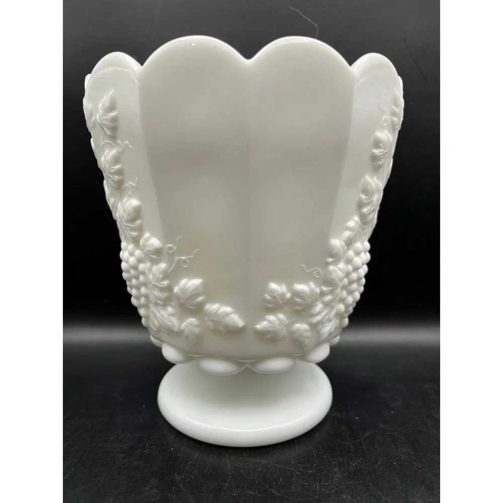 Vtg‎ White Glass Westmoreland Grapevine Pedestal Vase Scalloped Rim 6
